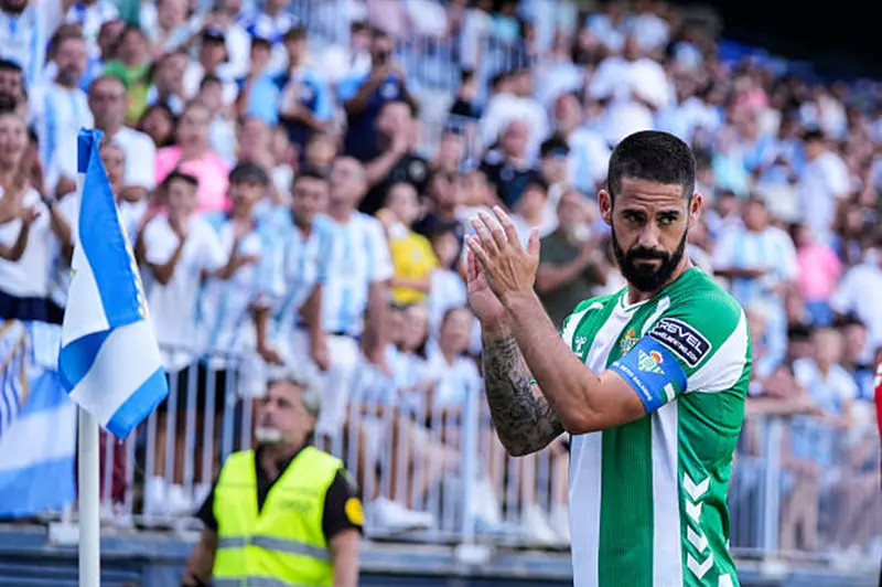 بعد إصابته.. تقارير: بيتيس يعثر على بديل إيسكو في ريال مدريد